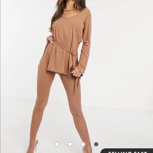 Femme Luxe ribbed plunge front top w belt & leggings set - Size 4 like new